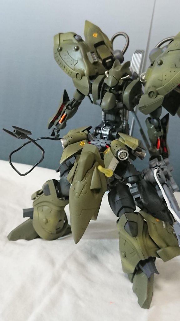 腰部 有線式サイコミュ
純ジオン系技術により製作された有線式のサイコミュユニットで、普段は腰部に格納されアーマーの裏に隠れている。ユニット自体が初期の試作小型モデルであり、副兵装であることからリーチは短く、オールレンジ攻撃を可能にする有効範囲は狭い。しかしジェネレータ直結型なためビーム出力は存外高く、有線式のためにオールドタイプでもコントロールしやすいという利点を持つ。