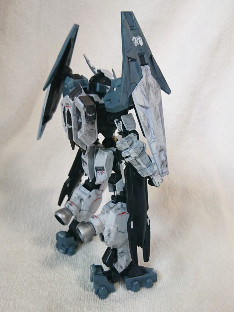 後ろはガンダムバルバトス第６形態の腰部ブースターやガンダムバルバトスルプスのバックパック・ガンダムダブルオーダイバーのバックパックに装着起用