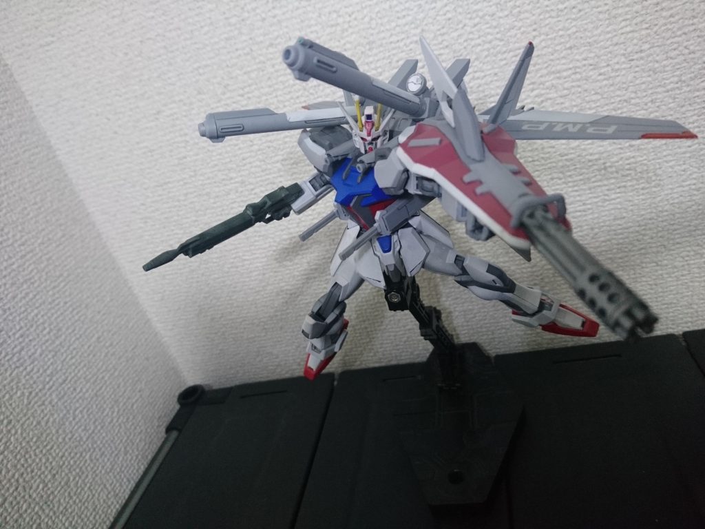 IWSP装備
実弾、実体剣装備もいいですね
グレーがなかったのでサフの色のまま
シールドの赤をシャアピンク