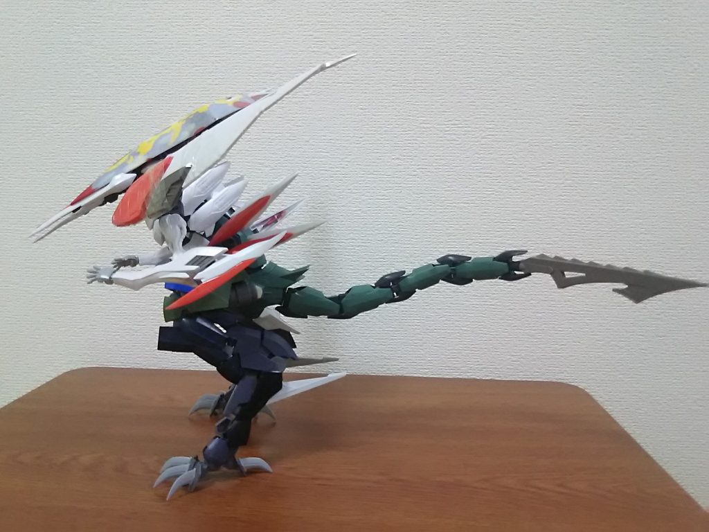 あくまでガンプラをつくるという理念のもと、ガンプラパーツのみのミキシングで作成しています。ガンプラなので、もちろんほぼ全ての部位が稼働します。肉食恐竜の体型を参考に、前傾姿勢＆尻尾を後ろに伸ばすことで重心のバランスを取り、自立可能にしました。