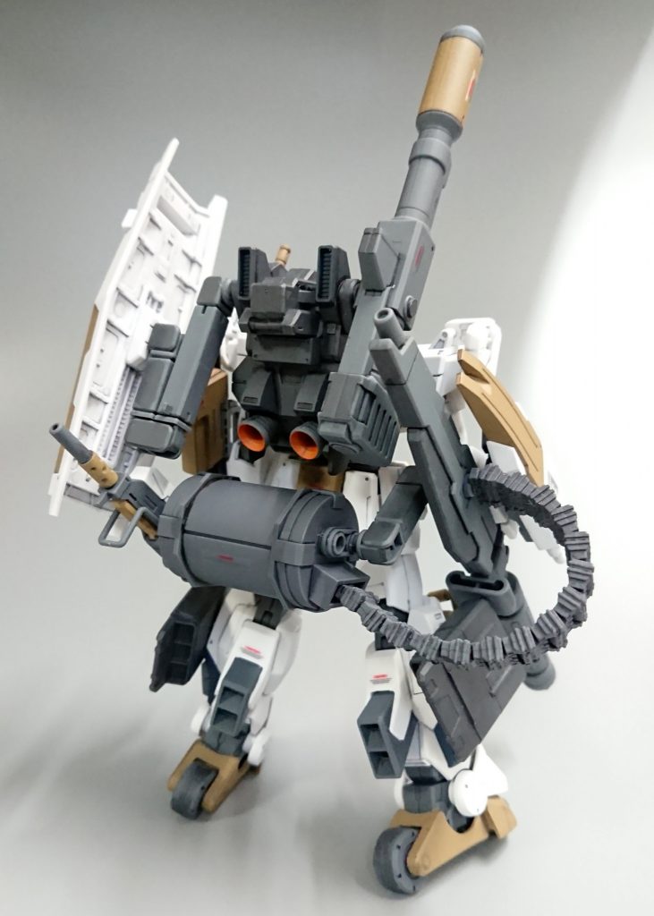 もともと装備の多いブルーディスティニー3号機なのですが、さらにガトリングガンとバズーカ、スモークディスチャージャー、足にミサイル。マシンガンはビームサーベルを付けたのと、元々装備の小型マシンガン。シールドは腕が塞がってしまうのでまたまたサブアーム使用にて♪