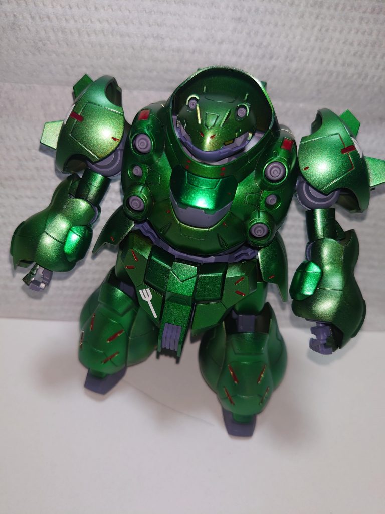 下地につや消しの黒→ゴールド→クリアグリーンで塗装しています。