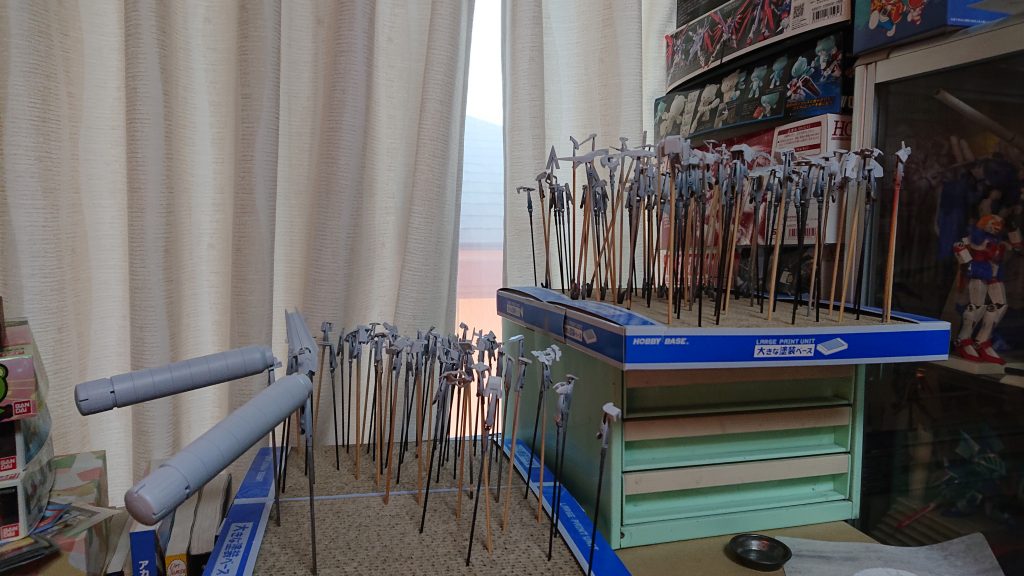 サフを吹いた後、以下の通り塗装しています。（(C)はクレオス、ほかはガイアカラー）白：Exホワイト金：Exブラック→スターブライトゴールド青：スージーブルー(C)+適当な赤を少し赤：カーマインサイコフレーム：成型色にクリアシルバー(C)、裏側はExシルバー関節と武装：Exブラック→以下から適当にチョイス　フレームメタリック1、フレームメタリック2、スターブライトアイアン、ダークステンレスシルバー、ガンメタル、メタルブラック(C)、スターブライトジュラルミンバーニア：Exブラック→Exシルバー→クリアブルービーム：Exホワイトから蛍光ピンク(C)クリアコート：Exフラットクリア+なめらかスムース(C)（白、赤、青のパーツのみ）