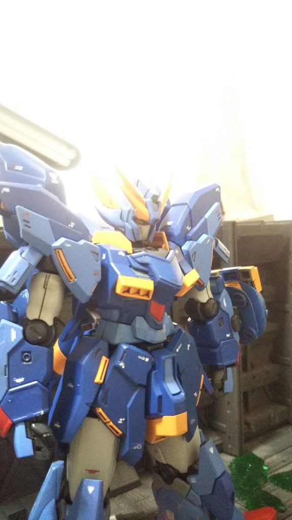 シナンジュの口を削ってスマートにしています
ヘルメットはバニシングなプラモデルのパーツにシャイニングガンダムの角を足してます。