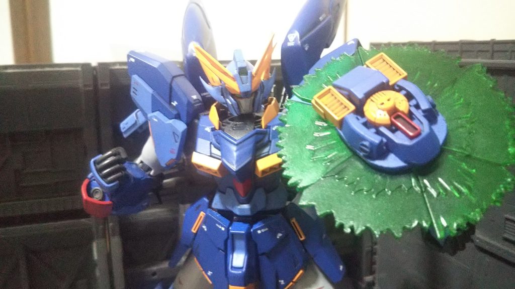 サークルザンバー
ビルトシュバインの固定武装簡単に言えばビーム回転ノコギリ
コトブキヤのビームシールド発売してからいつかやりたいと思っていました!いろいろとパーツ足してこうなりました!