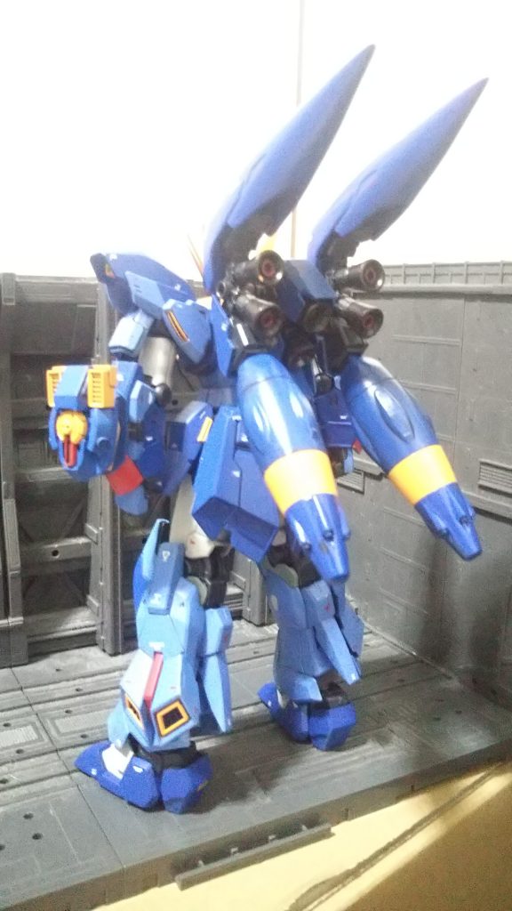 もろにヒュッケバインのような背中のです。シナンジュのバーニャをそのままにしてます。プロペラントタンク部分はドレッドノートのドラグーンです。