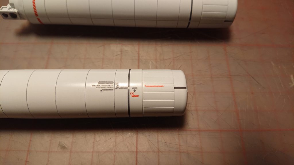 水転写デカールのないフルアーマーの追加パーツのシールは、リアリスティックデカールの余白を切り詰めて貼っています。