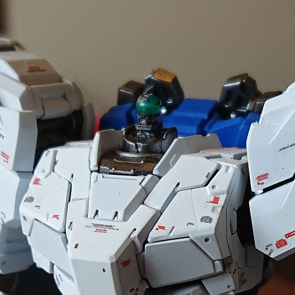 首に0.5mmプラ板を挟んで延長しています。