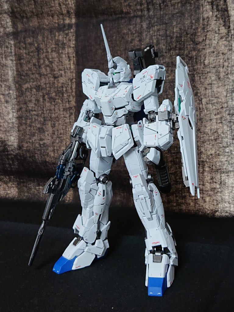 まずはユニコーンモード。純白のMSゆえに白は単色にしています。青はPGのPVでの鮮やかな青が印象的だったので、少しでもそれに近づけるように調色しました。