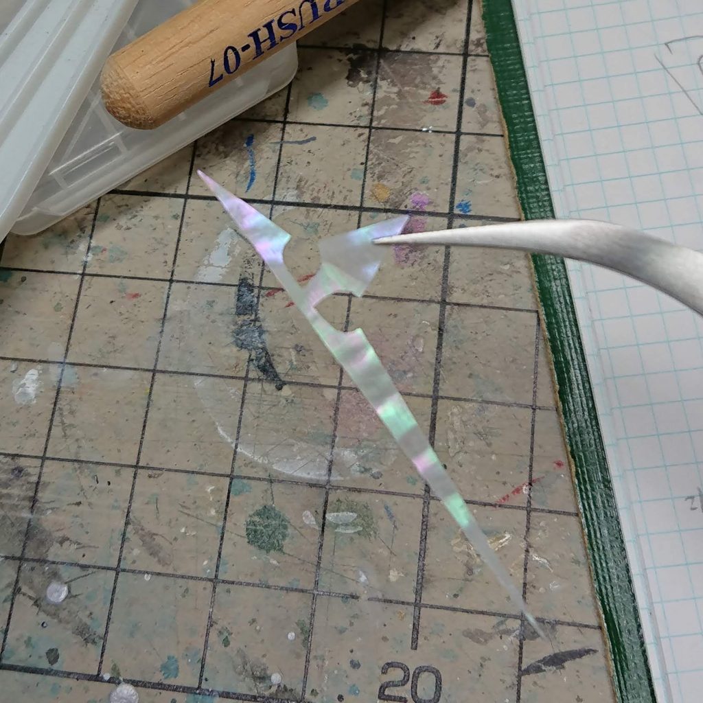 これが螺鈿に使った貝殻のシート
厚さはわずか0.1mmほど
紙の上に置くと字が透けて見えるほどですΣ(･ω･ﾉ)ﾉ