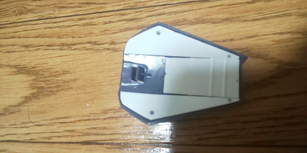 リアスカートの内側。このあと隙間に配線をちょっと追加したけど見えなくなった。