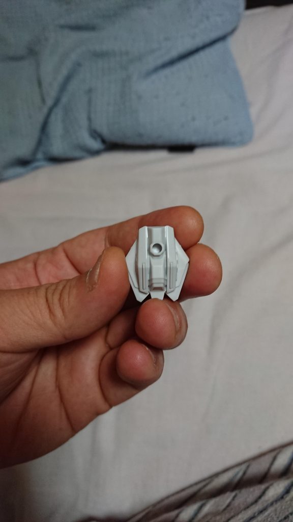 参考までに、HGCEインパルスガンダムの「キットそのまま」の状態のコアブロック。見ての通り、シルエットが接続される部分にあからさまなジョイント穴が設けられています。