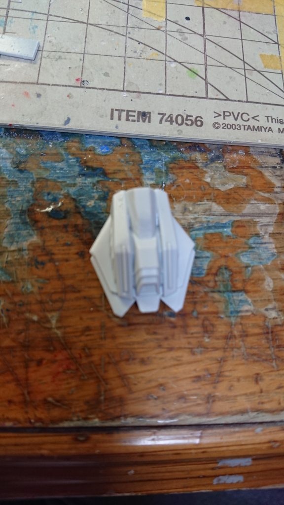 で、その接続ジャックにあたる穴を塞いだ状態。キットのランナーを差し込んだ状態で接着、然る後に周辺に削りを入れてラインを繋いでいます。