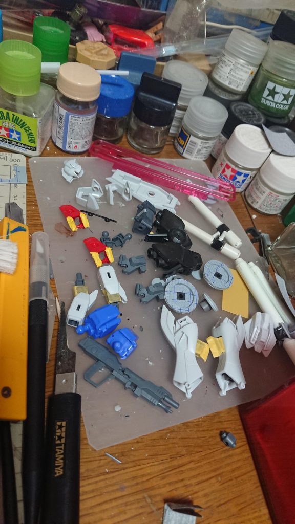 後は本当に基本的な工作に終始しています。とりわけ、足の裏はアクションベース等を使うと見えてしまう為、いささか神経質に見える程の勢いで空隙を埋めています。