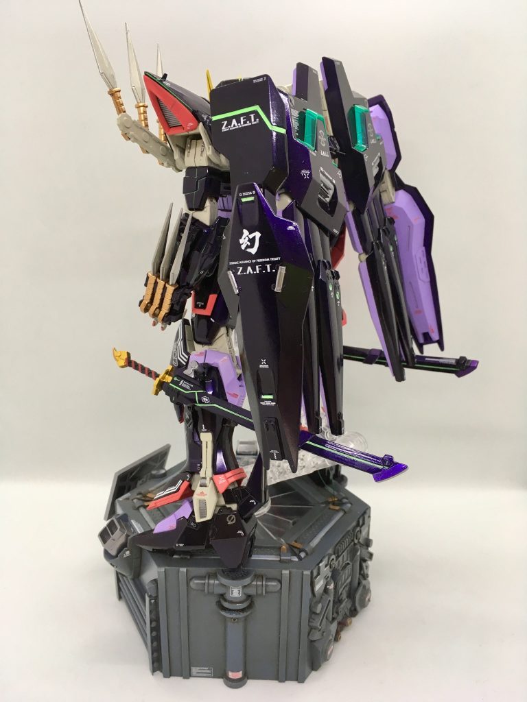 背面にはジャイオーンのバッグアームを流用。普段はマント状にしてあり