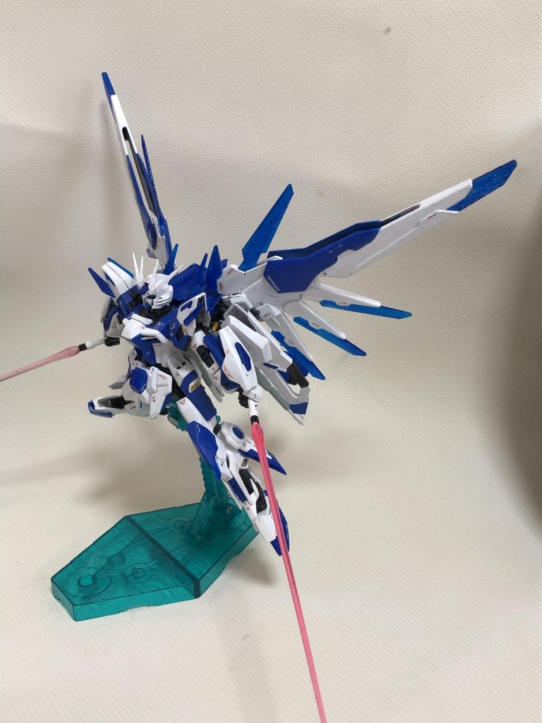 ビームサーベル&翼展開。
翼はスクランブルとトランジェントのパーツを足したらいい感じのボリュームになりました。