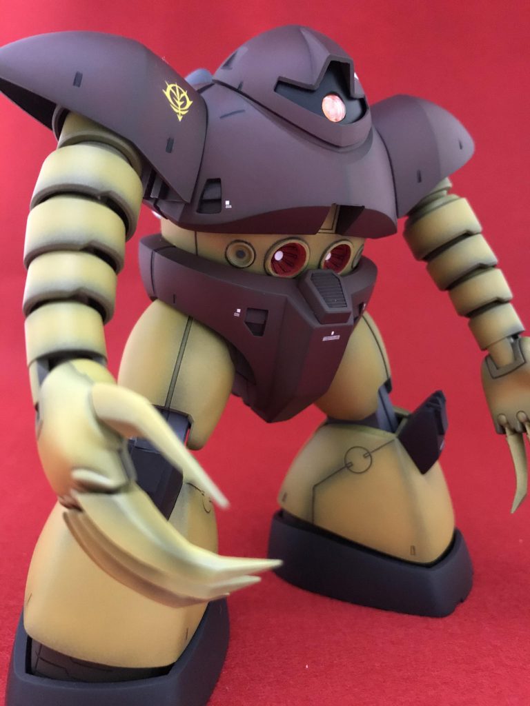 プロポーションは変えずに基本工作と少しのスジ彫り追加、頭部に目のようなデカールを作って貼りました。爪のシャープ化に時間がかかりました。