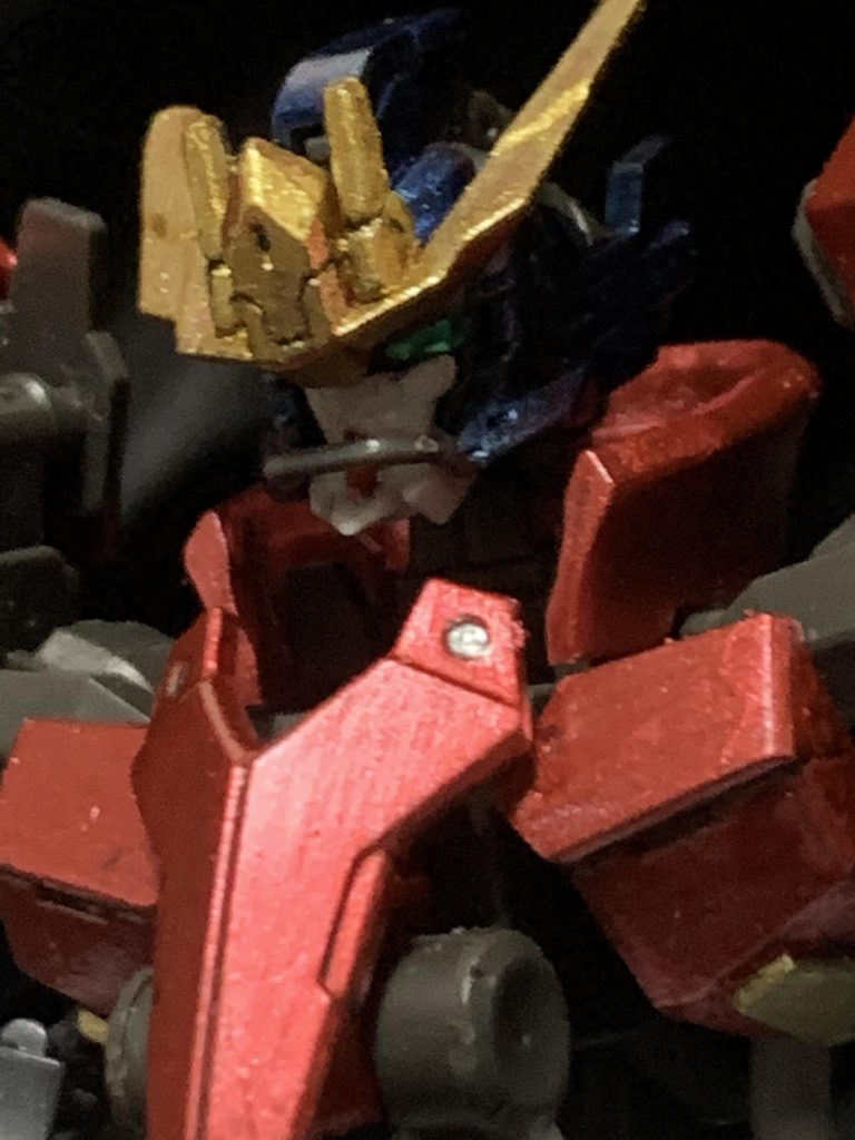 頭部は側面を少し削りMSGのフックをチンガードに見立てています。