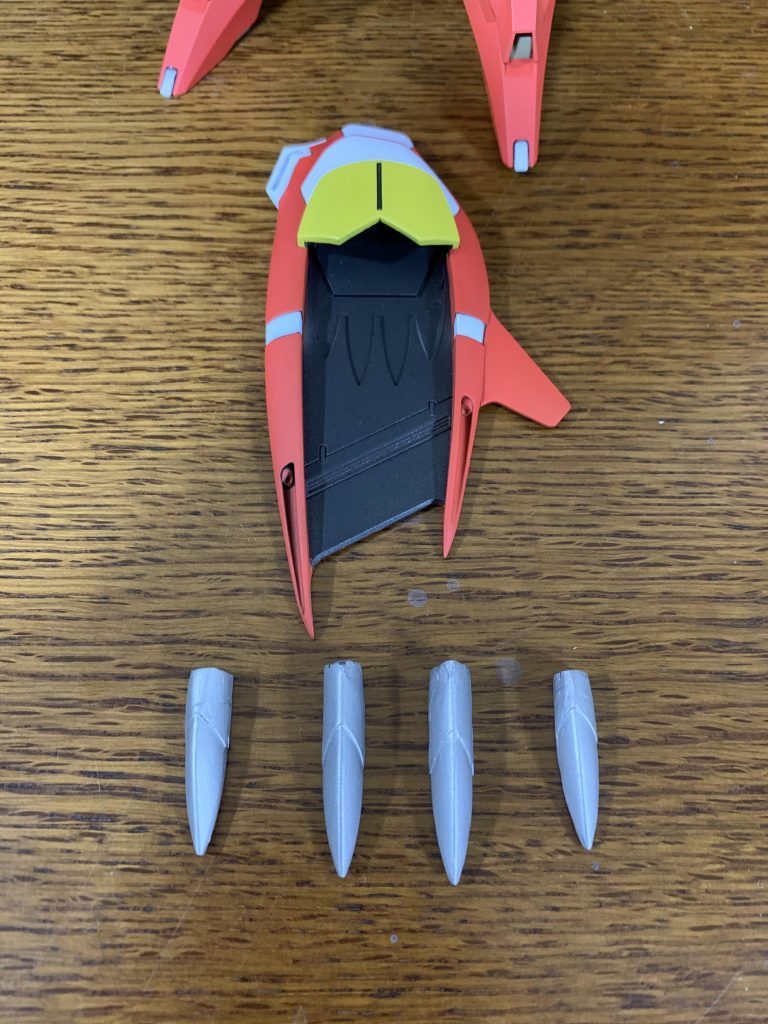 1番手の掛かるファング加工。
設定どうりの形ではありませんが、収納状態での見映えはかなり良くなったかなと思います。
今回はコンテナ側に薄い鉄板を仕込み、ファング側にネオジム磁石を埋め込んでみましたが、結構しっかり固定できたので、満足ポイントです。