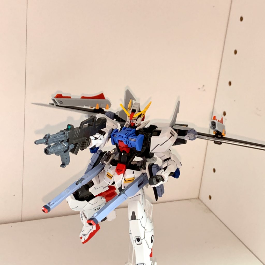 レールガン
ウイングと腰部に装備された武装ツインリアクターの高出力のエネルギーを持って放つためダインスレイブには劣るが連射ができ当たりどころ次第ではナノラミネート装甲を破壊可能
また各種様々な弾頭を打ち出すことが可能