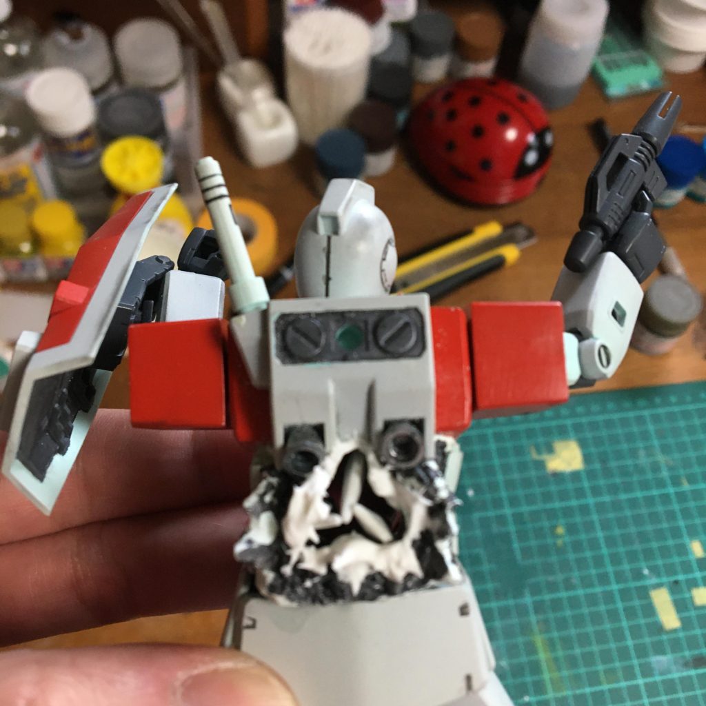 開けすぎた穴をモデリングペーストで塞ぎました