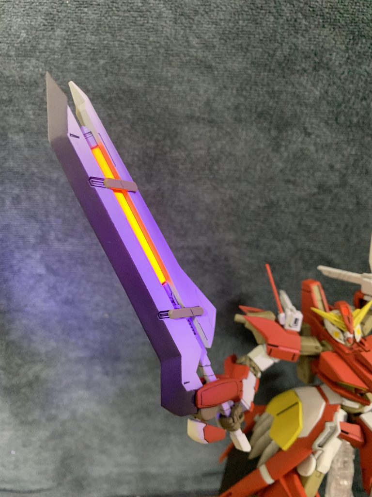 バスターソード内部は、GN粒子展開で発光しているように見せるため、蛍光の赤で塗装してあります。