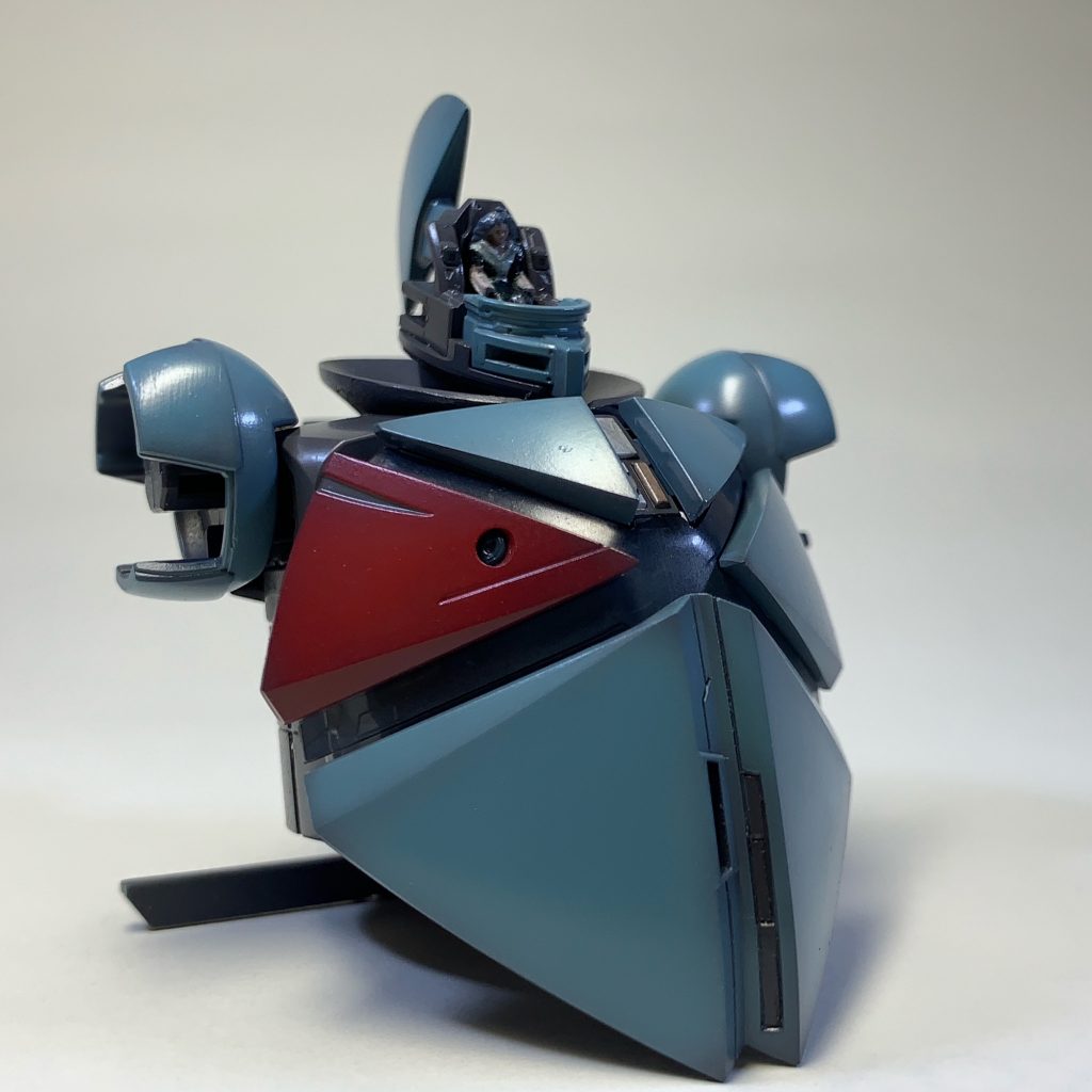 頭部を組み立てるとギム・ギンガナムが全く見えなくなるのでここにお供えしておこうと思います。
クリアーパーツをよく見ると曇っていますが、これは曇っちゃったわけではなく本体色の青をうすーく塗装しているからです。赤いパーツがお魚みたいで可愛いですね。