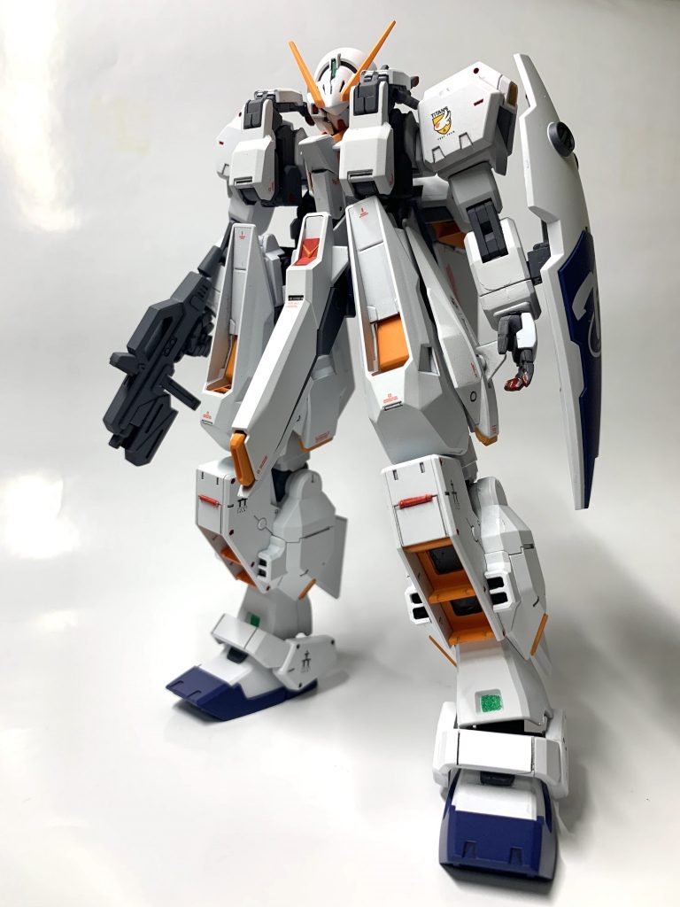 いつものポーズ。
脚の稼働ですが、ウーンドウォートの折り畳んだ脚と背面のポットが干渉して殆ど動かせません。