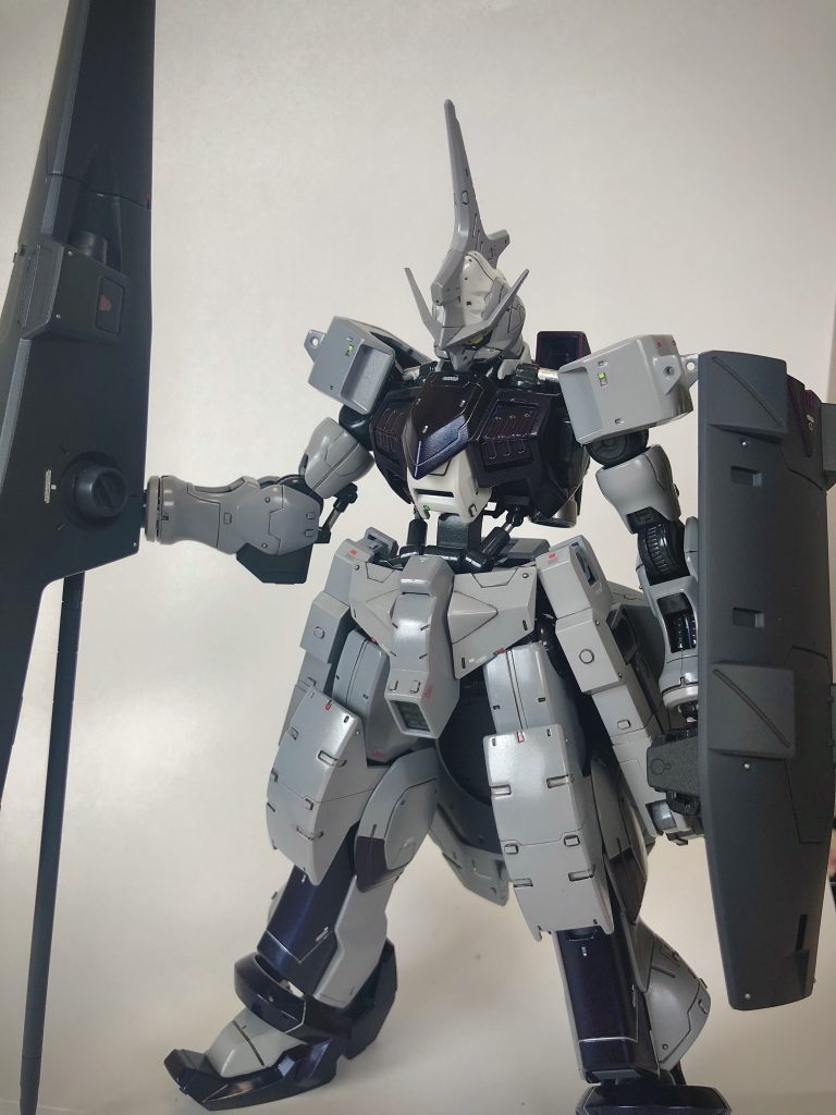 こういう武器はこの持ち方が様になる感じがしますね。