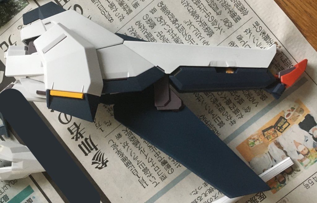 このポーズを再現するにあたって、腿裏の羽根を大型化しました。そのほかにも、全身に細かい改造を施しています。