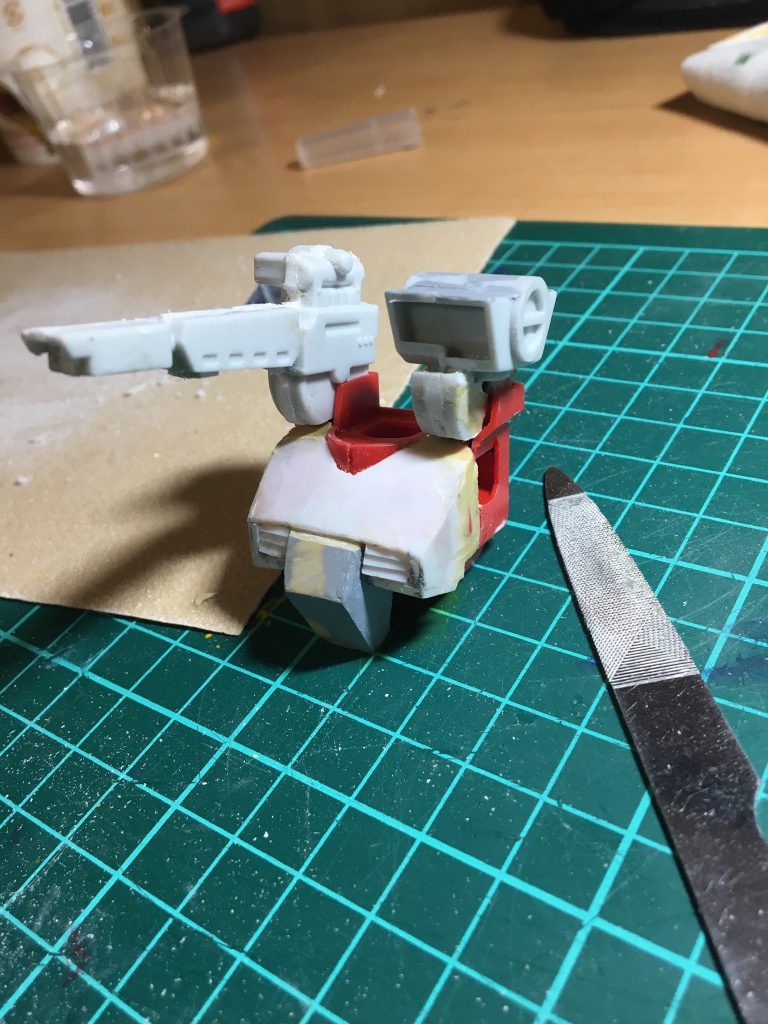 こちらが出来上がった胸部。コクピットハッチはパテを盛って削りました。
肩のキャノンとセンサーは旧キットのものに接続パーツを埋め込んでつけました。その関係でキャノンは若干太めになっちゃいました。