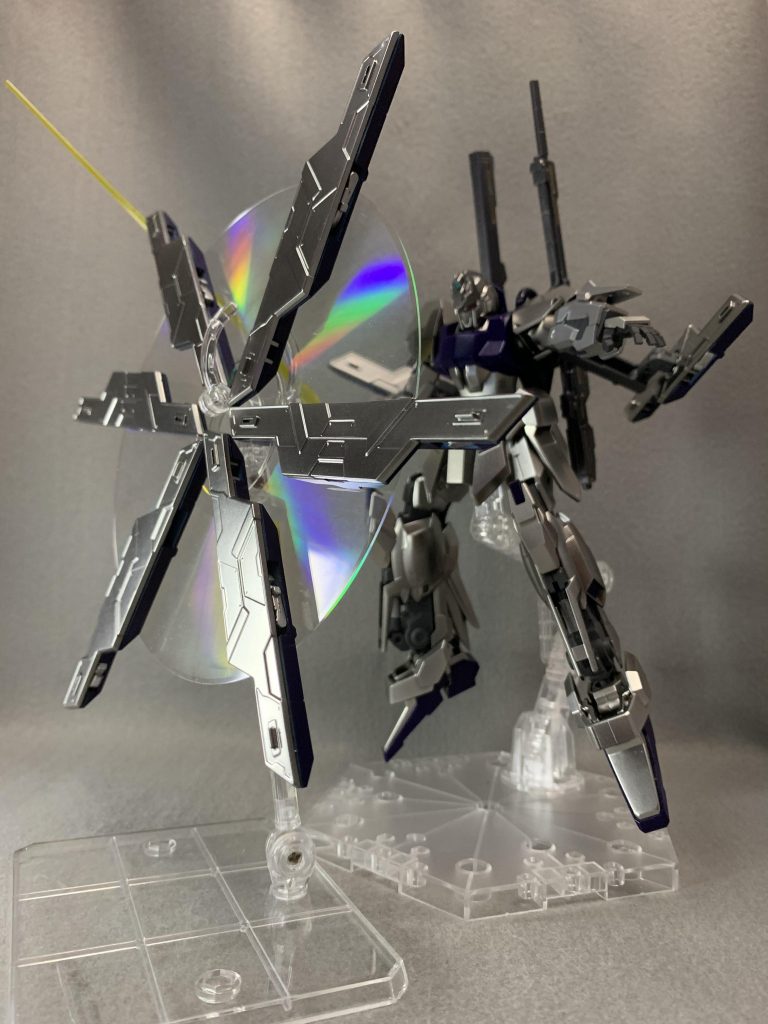 敵のビーム兵器はすべて、そのまま相手に跳ね返すミラーファンネル。
パイロットの思念によって、反射したビームを湾曲させたり、狙った所に跳ね返したりも出来る。

実体弾は、裏面のブルー部分が、普通にシールドの役割もこなしているので、そちらで受けま〜す。
※こちらから攻撃する兵器ではないのだ。