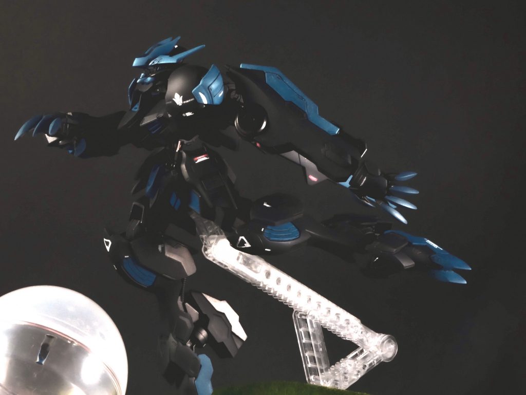 いい感じのボールがなかったので
空のガチャガチャでシュートしている感じに。
躍動感のあるポージングは難しい。