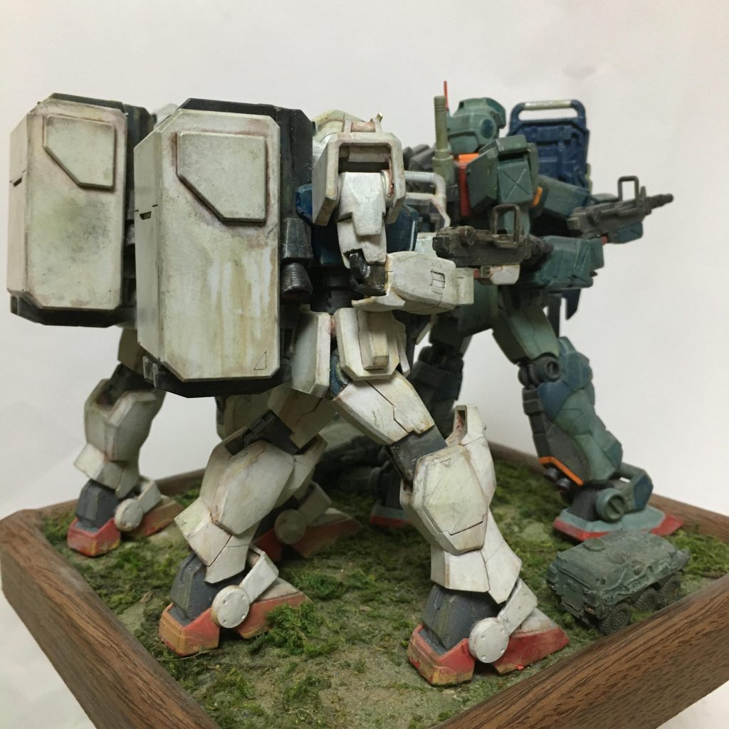 機体のウェザリングはタミヤウェザリングマスター/ヌーベルカレーパステル/コピックを適材適所に用いました。
ベースは¥100均ショップ制のフォトフレームを使用。
170x170x135mm枠内で構成/製作しました。
フォトフレーム外装プラ部にDIY用壁紙補修テープを任意寸法で切り出したモノを張り付け木目調に処理。
内側のベース部は薄板の上にタミヤ情景テクスチャーペイントで基本造成を実施。
その上に鉄道模型ストラクチャー用各種造成素材等を適材適所に用いて製作。