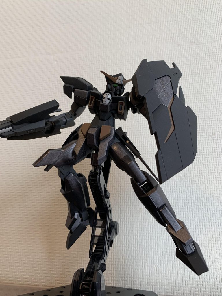 MGのフルクロスより、盾を拝借。
HGにMGのパーツをつけるのは初めての試みでしたが、意外といけますね。
盾は、下3分の1をカットしてあります。