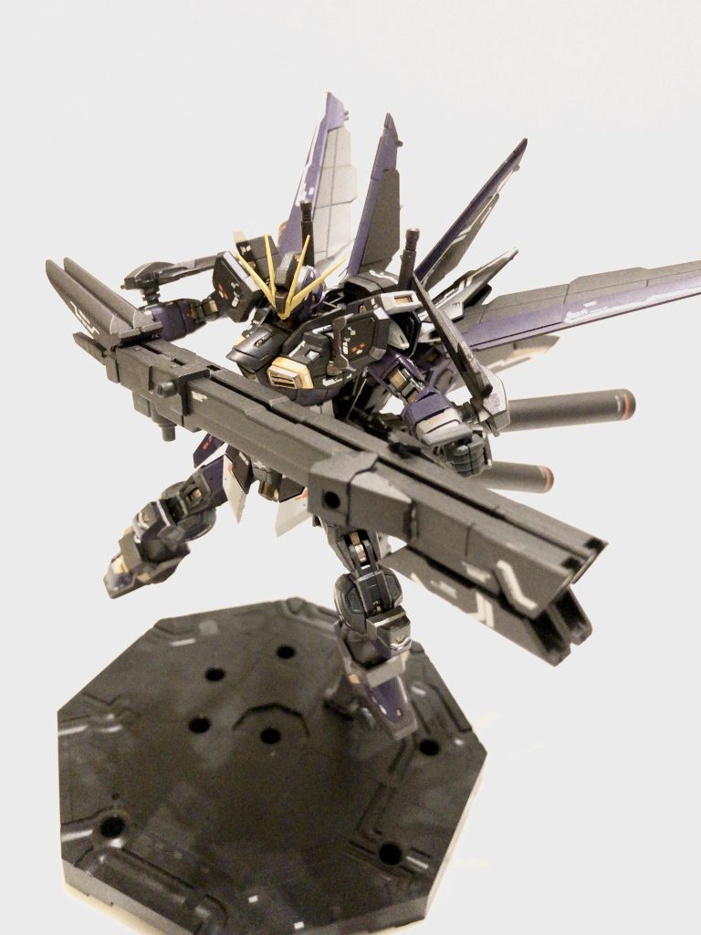 小型化されたローエングリーン//
威力は戦艦のものよりかなり下がりますが単体のモビルスーツとして運用できるのが強み