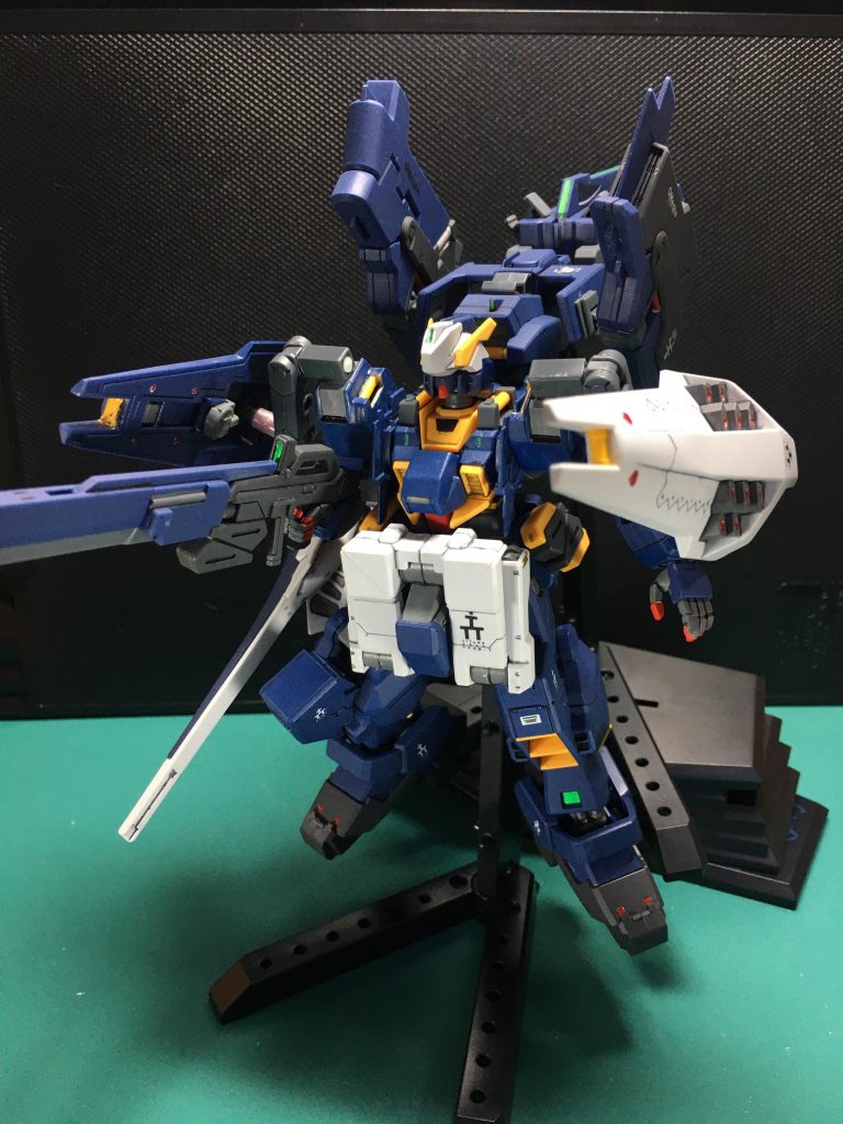 　フルドドと合体したヘイズル・アウスラ・ラー形態。両肩にはHGBCガンプラバトルアームアームズの小ジョイントとジャンクのジョイントを使い、シールド・ブースターを肩に装備できるようにマウントアームを用意しました。