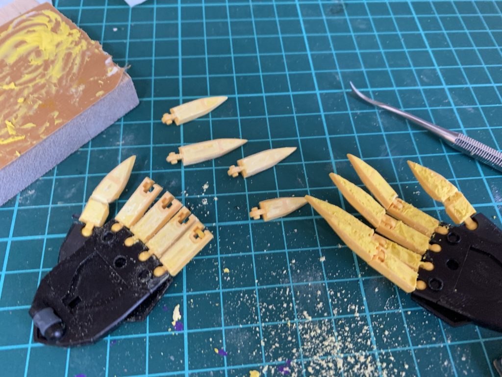 パテ埋めは綺麗には仕上げず、適当に処理。戦闘の爪痕が残っている感じを表現したかったのです。
できたかどうかは別の話…