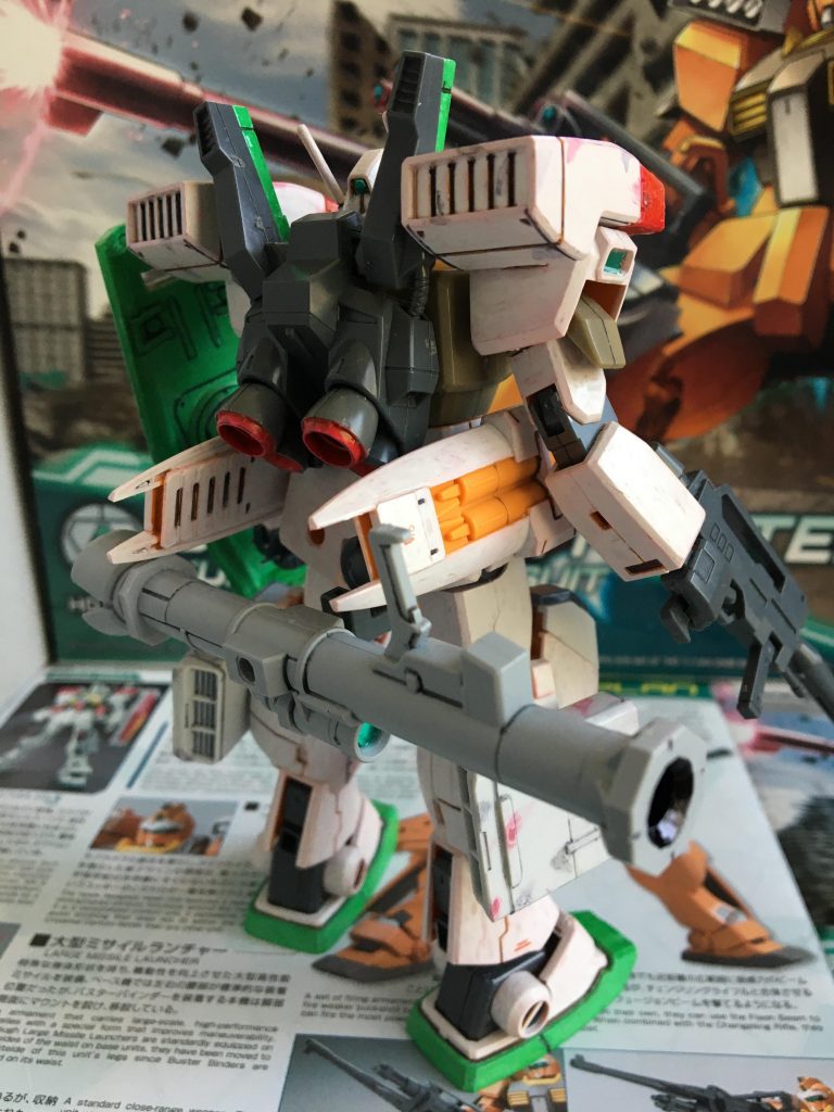 バズーカーのほうは2年前のビルドカスタマイズキャンペーンのものであり、センサー部分のシールがありませんので、こちらも作りました。
バズーカーの発射口については
ガンプラペンの黒、墨入れペンを使用しました。