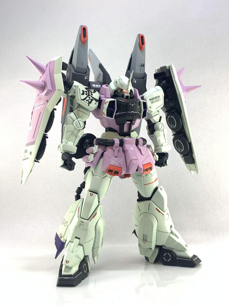 モノアイの電飾。
ハンドパーツは極め手の丸指を使用。
股関節&足首関節の延長。
靴にオモリを入れて安定して立てる様にしてあります。