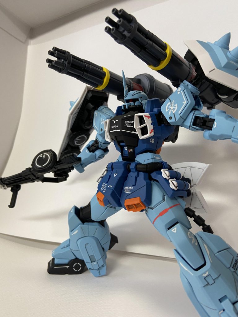 ガトリング構えて
じつはMGザクウォーリア系作ったら人ならお分かりかと思いますが、胴体側の肩関節がねじ切れる寸前なのでポージングが大人しめです…
