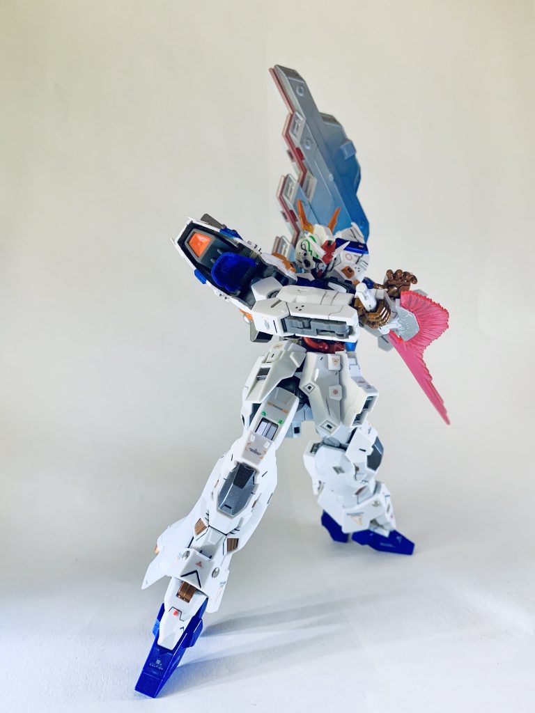 わかりづらいとは思いますが、肩パーツの中はグレーにしました。