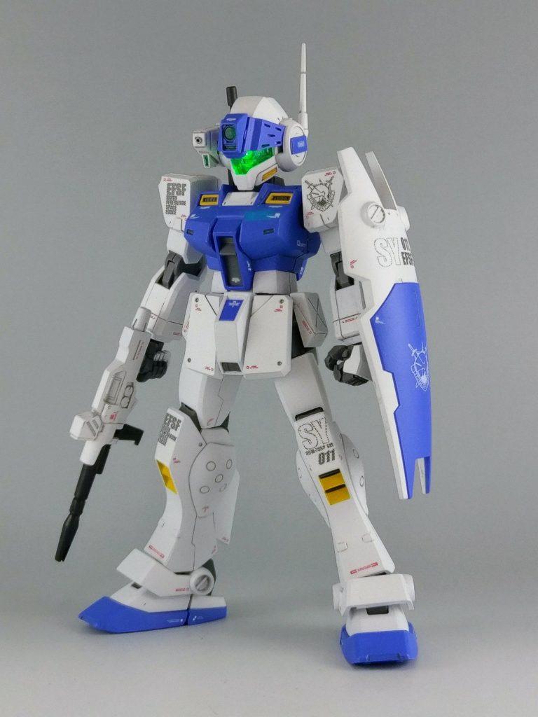 いつも通りのＭＧジム・スナイパーⅡの頭部にＨＧＵＣジム・スナイパーⅡの胴体を使用しています。
初の試みとして頭部ゴーグルにミライトを仕込んで簡易的な電飾を施しています。