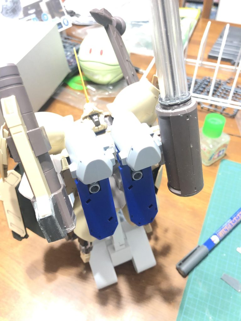 バックパック用にガトリングとビームキャノンに負けない存在感のあるパーツを探してたら、ゼクアインの肩アーマーが丁度イメージに合ったので取り付けました。