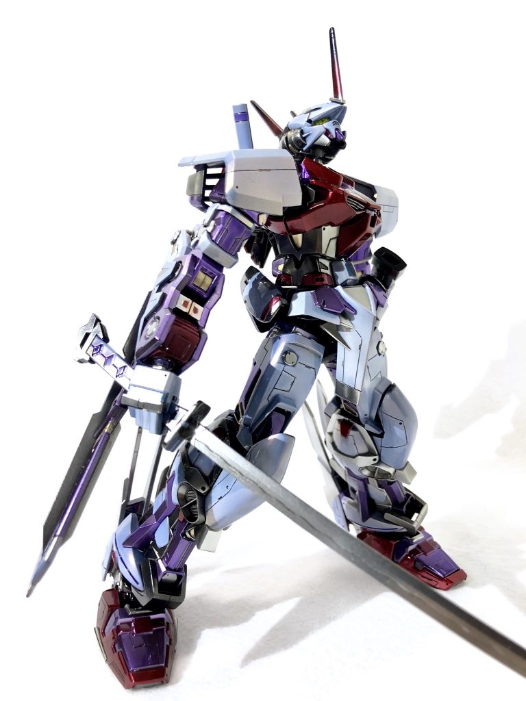 正面。コマンダーモードでの主な武装「天羽々斬・アメノハバキリ」を抜刀。サーペントテールへの復讐の証