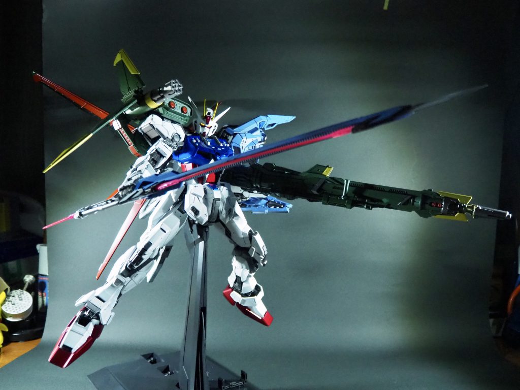 重すぎてまともにポージング構えられないのはお約束