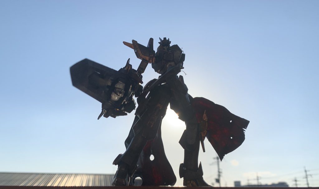 まぁそれもかっこいいんじゃね、と思い自然光で撮影した逆光での左肩、左アンテナ破損バージョン