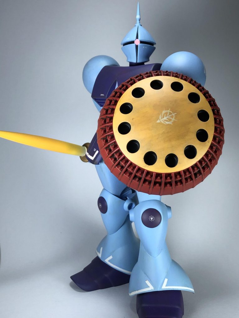 シールドをかまえている