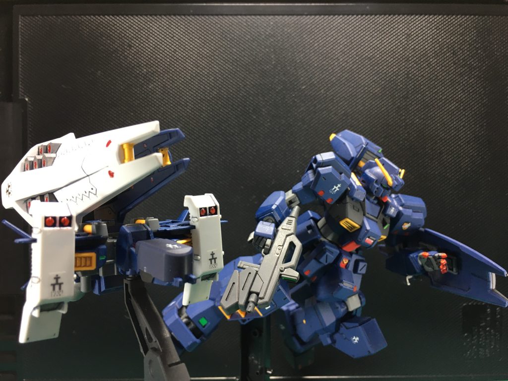 　シールド・ブースター2機を装備した第2種兵装。本来は拡散ビーム砲付きが2枚ほしいところですが…　アドバンスドヘイズルの余剰パーツになるブースターポッドのパーツを使用し、ノーマルとマルチコネクター仕様で簡単に交換できるようにしています。いちいちバックパックをばらすのも面倒ですからね。