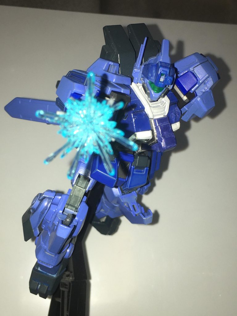 武装11掌部拡散ビーム砲
掌部に搭載されたビーム砲。射程はほとんどない。しかし近距離での威力は高く、砲門の発振器にはビームサーベルの物が使用されており、発射と同時に砲門周辺に小規模のIフィールドが形成されるため、緊急時のバリアとしても使用できる。